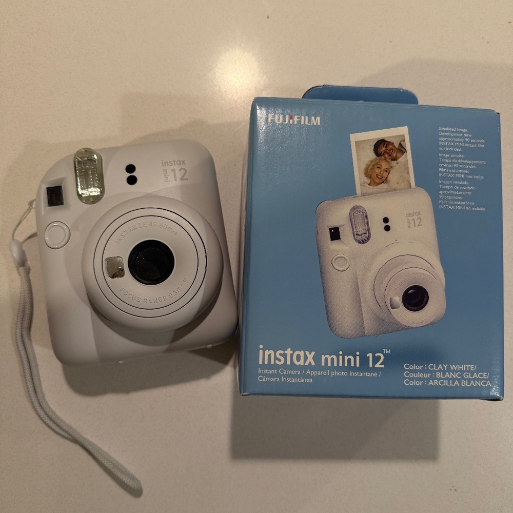 📸 Fujifilm Instax Mini 12 Instant Camera — Clay White — NIB